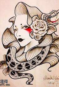 Vackra sexiga feminina orm tatuerade mönster