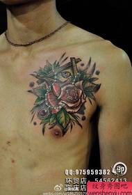 Model de tatuaj popular cu ochi albi și trandafir pe pieptul masculin