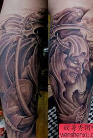 een cool demon tattoo-patroon op de benen