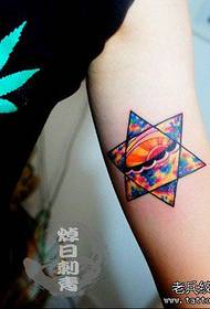en seksstjerners tatovering med stjernehimmel på innsiden av armen