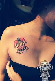 Meiteņu klasiskie tetovējumi uz krūšu kurvja uz krūtīm