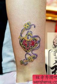pattern ng love lock key tattoo sa binti