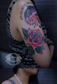 Brat pop umbrela frumoasa cu model de tatuaj trandafir