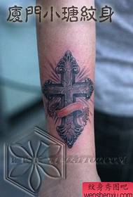 Arm Pop klassischen Steinkreuz Tattoo-Muster
