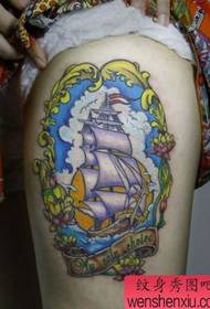 La gamba della ragazza, un disegno del tatuaggio della barca a vela