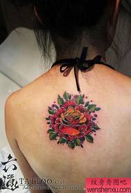 Bellissimo modello di tatuaggio rosa in stile europeo e americano sul retro della bella donna