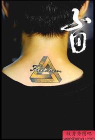 un modello di tatuaggio a triangolo in legno sul retro della ragazza