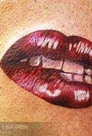 Consiglia un bellissimo modello di tatuaggio con labbra stampate