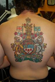 Leungeun kénca lalaki kuat panangan gedé kalayan tato heraldic ngawangun perisai