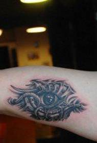 mehanski vzorec tatoo za oči na notranji strani moške roke