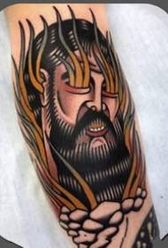 Slika temno rdeče tetovaže z grozljivo grozo