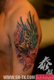 Braccio splendidamente popolare ali tatuaggio a clessidra