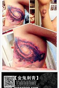 Impressionant tatuatge clàssic del cel estrellat de color a l'interior del braç