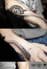 Un patró de tatuatge mecànic en blanc i negre molt popular als braços dels nois