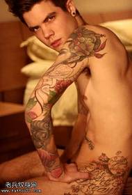 Modello di tatuaggio nudo maschile europeo e americano