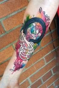 Modello di tatuaggio creativo raffigurante una varietà di linee astratte semplici e individuali