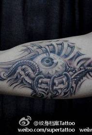 Klasikong mechanical eye tattoo pattern na sikat sa braso