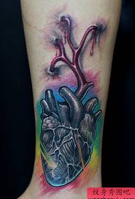 un bel disegno del tatuaggio a cuore sulle gambe