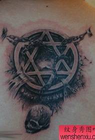 Uma linda estrela de seis pontas com uma tatuagem nas costas