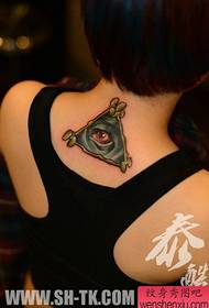 Meitenei mugurā klasisks skaists Dieva acu tetovējums
