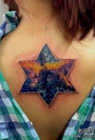 Skönhet tillbaka med en femspetsig stjärna och stjärnklar tatueringsmönster