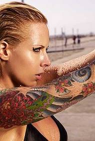 Obce kobiety doceniają wzory tatuaży