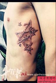 Kvin-pinta stela tatuaje populara en la flanka brusto klasika