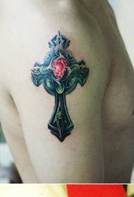 Una bella croce con un tatuaggio sulla croce
