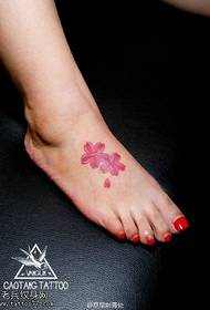 Motif exquis de tatouage de cerise sur le pied