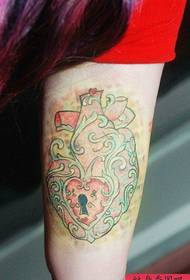 Klasický tetovací vzor so srdcovým zámkom na vnútornej strane ramena