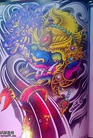 Manoscritto tradizionale drago d'oro modello tatuaggio