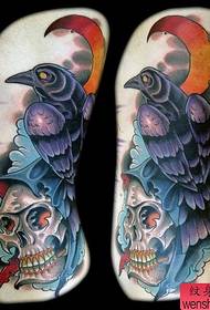 Un modello di tatuaggio corvo di colore europeo e americano
