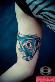 Qaabka loo yaqaan 'tattoo Eye Eye tattoo' ee caanka ah gacanta gudaheeda