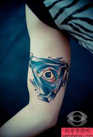 Modèl popilè Bondye Eye tatou la sou andedan bra a