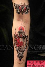 Armați o lampă clasică populară cu model de tatuaj de molie