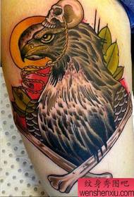 Tattooek eagle ya stîla dibistanê pêşniyar bikin