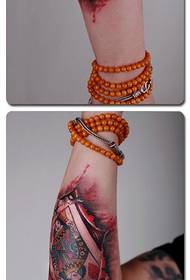 Braccio pop carte da gioco cool con tatuaggio in pelle strappata