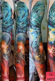 Krahu mashkull me një yll të krahut të luleve të lezetshme model tatuazhesh