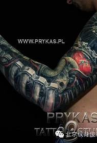 Osupljiv pravi moški tatoo