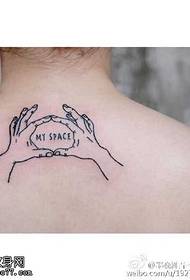 Милий маленький татуювання рукою на спині