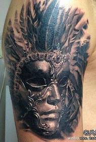 Bellissimo e bellissimo modello di tatuaggio maschera veneziana con le braccia