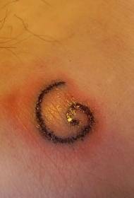 Modello di tatuaggio a spirale nero fatto in casa a spalla