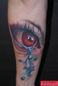 un model de tatuatge d’ulls esquinçats al braç