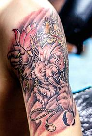 Tatuagem feroz padrão no braço de homem musculoso