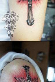 Patrón de tatuaje cruzado popular clásico de brazo