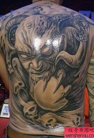Un fantastico modello di tatuaggio demone con schiena piena