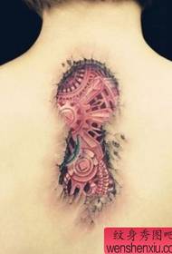Esquena de tatuatge mecànic súper bonic a l'esquena
