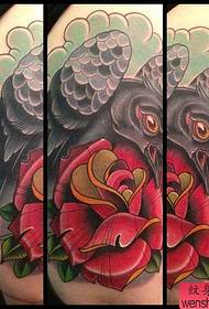 slika tetovaže ruža vrana na velikoj ruci