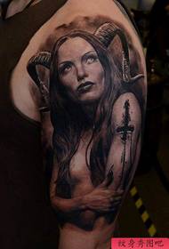 Arm är ett coolt alternativt tatueringsmönster för demonskönhet