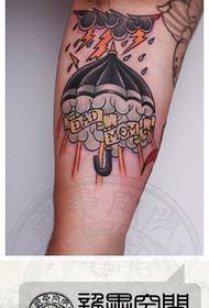 Modello tatuaggio braccio pop cool cool nuvola lampo ombrello